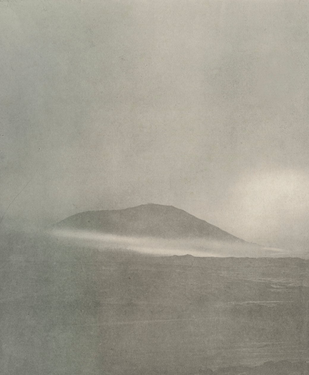 Začátek vánice... Drift se blíží kolem hory Erebus, c1908, 1909 od Unbekannt