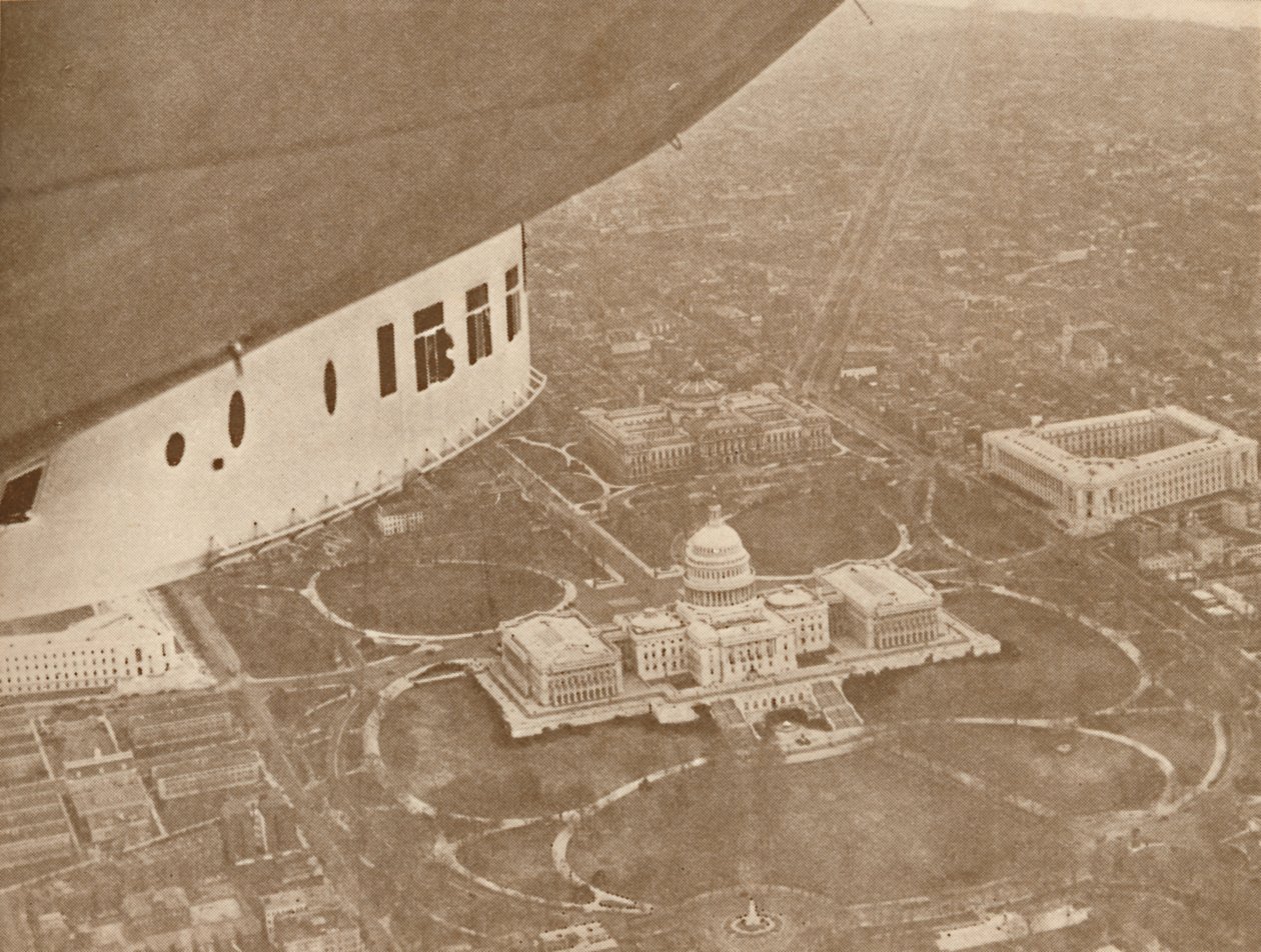 Americká vzducholoď Los Angeles při letu nad Washingtonem, 1927 od Unbekannt