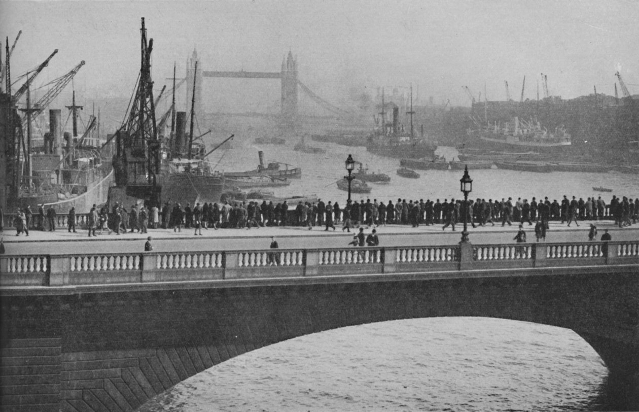Upper Pool z London Bridge, jedné z nejrušnějších částí londýnského přístavu, 1936 od Unbekannt