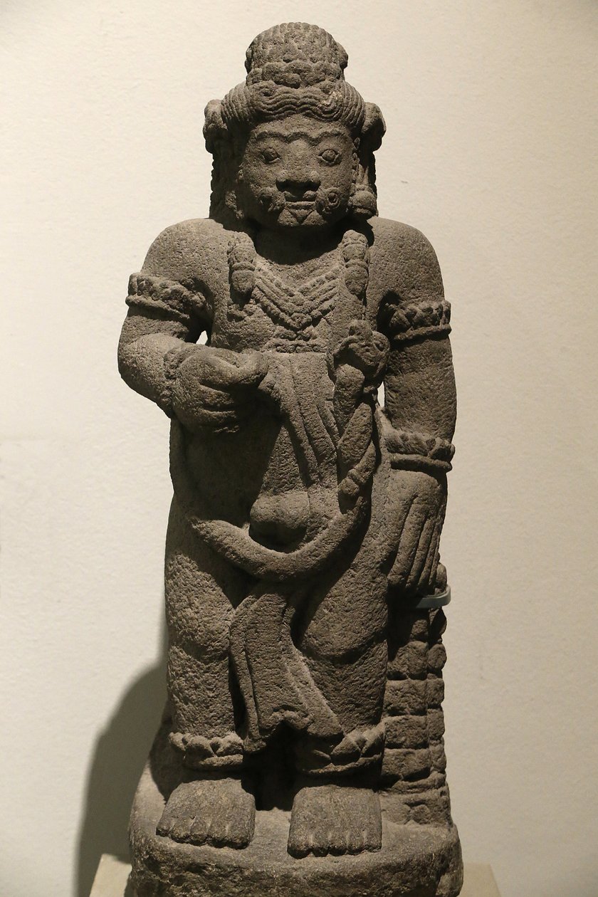 Victoria and Albert Museum. Postava strážce z epického dramatu. Sopečný kámen. Indonésie (Východní Jáva). 1400-1500. Období Majapahit. Spojené království od Unbekannt