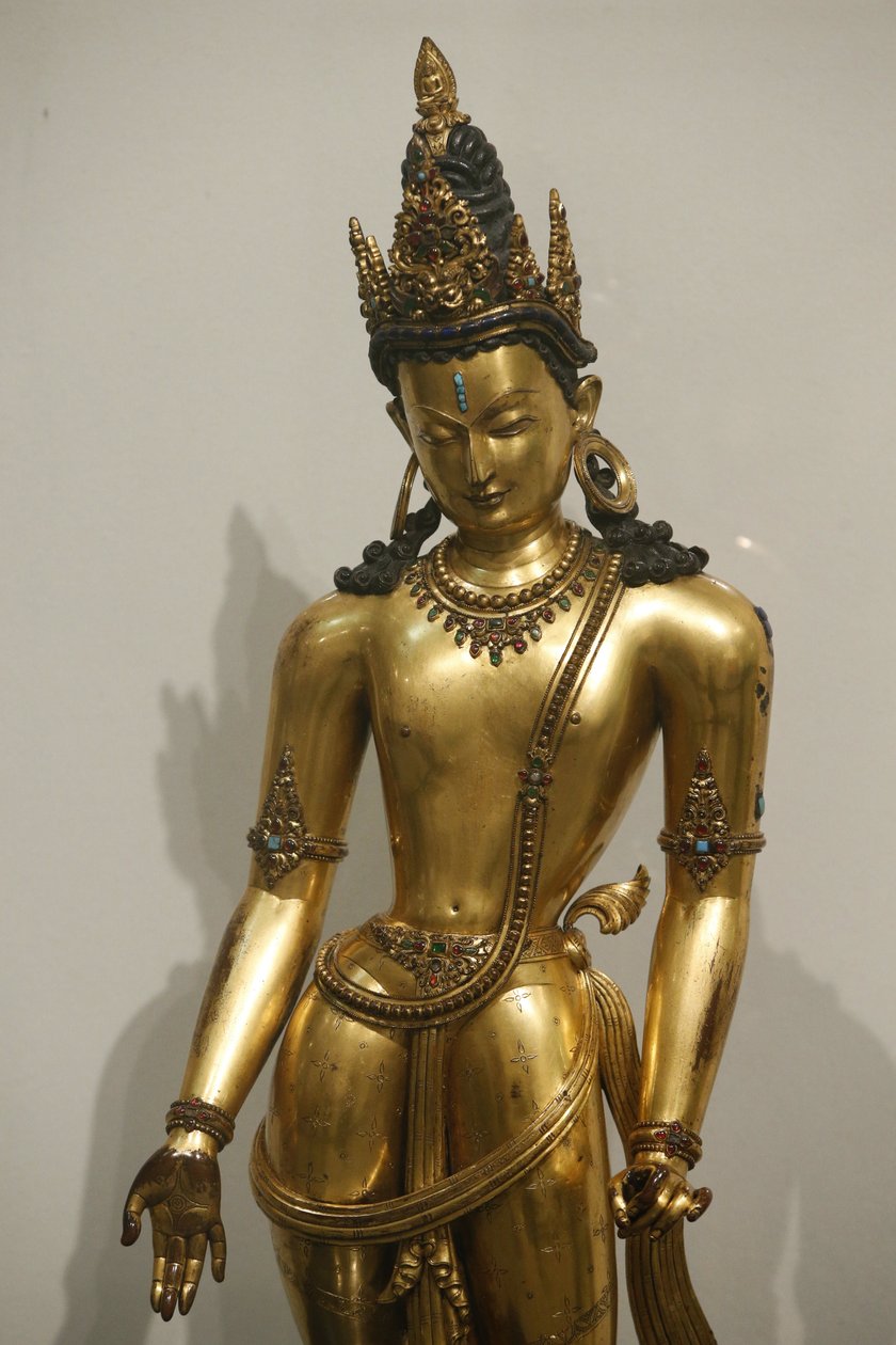 Victoria and Albert Museum. Bódhisattva Avalokiteshvara (Padmapani, nositel lotosu). 1300-1400. dynastie Malla. Nepál. Pozlacená měď s drahokamy a polodrahokamy. Spojené království od Unbekannt