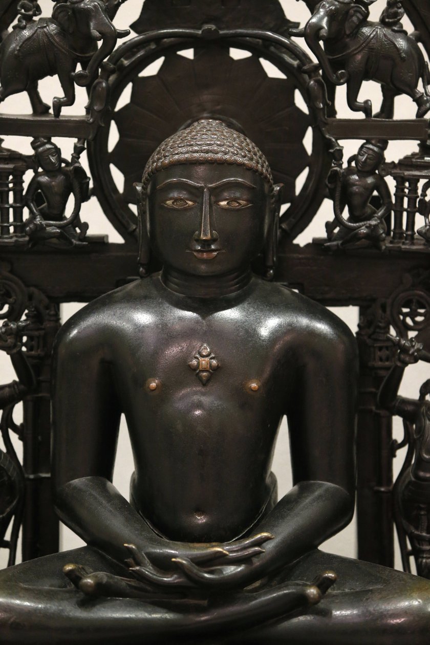 Victoria and Albert Museum. Jina Shantinatha. 1168; zadní deska cca 1300-1500. Slitina mědi se stříbrnou a měděnou vložkou. Pravděpodobně západní Indie. Spojené království od Unbekannt