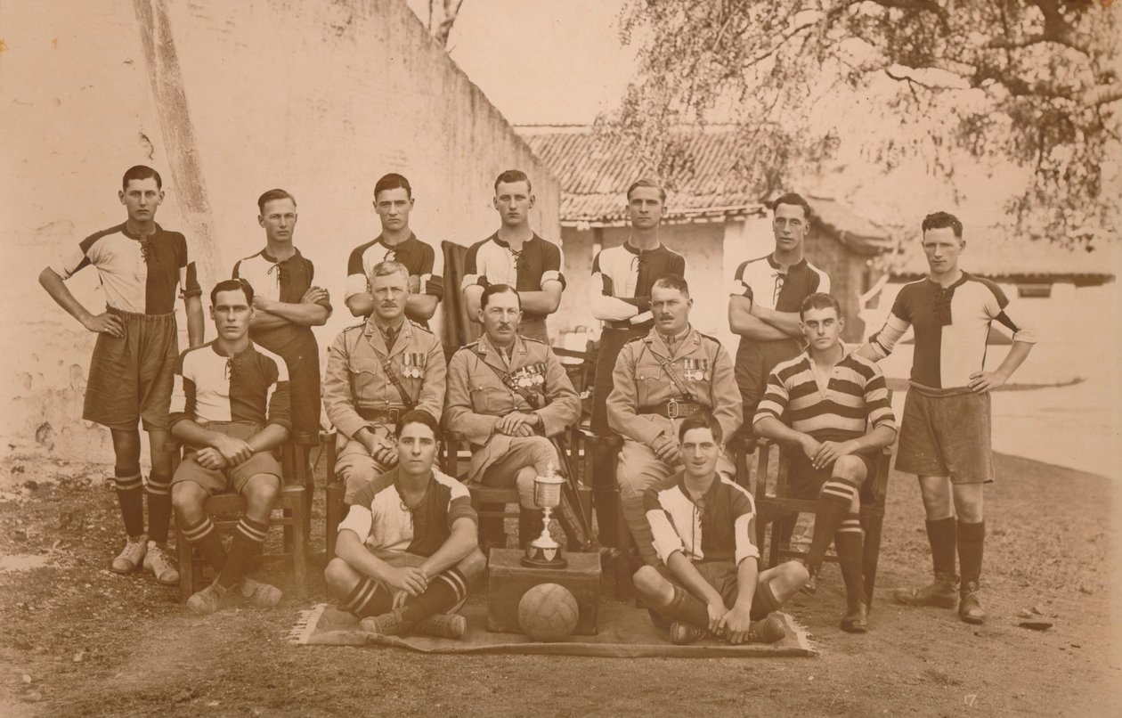 Fotbalový tým mladých vojáků prvního praporu, Queens Own Royal West Kent Regiment. P od Unbekannt