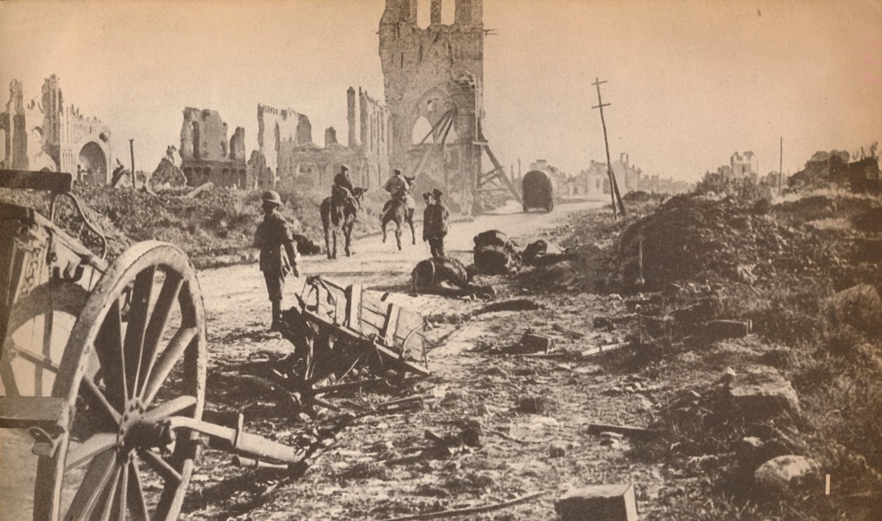 Otlučené pozůstatky Ypres poté, co poslední střela udělala to nejhorší, ukázaly trosky fam od Unbekannt