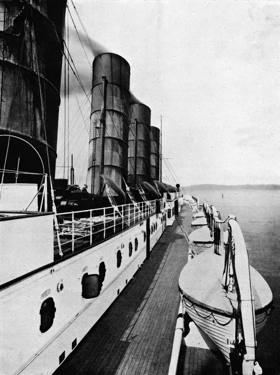 Lodní paluba Lusitania, ukazující záchranné čluny, 1915 od Unbekannt