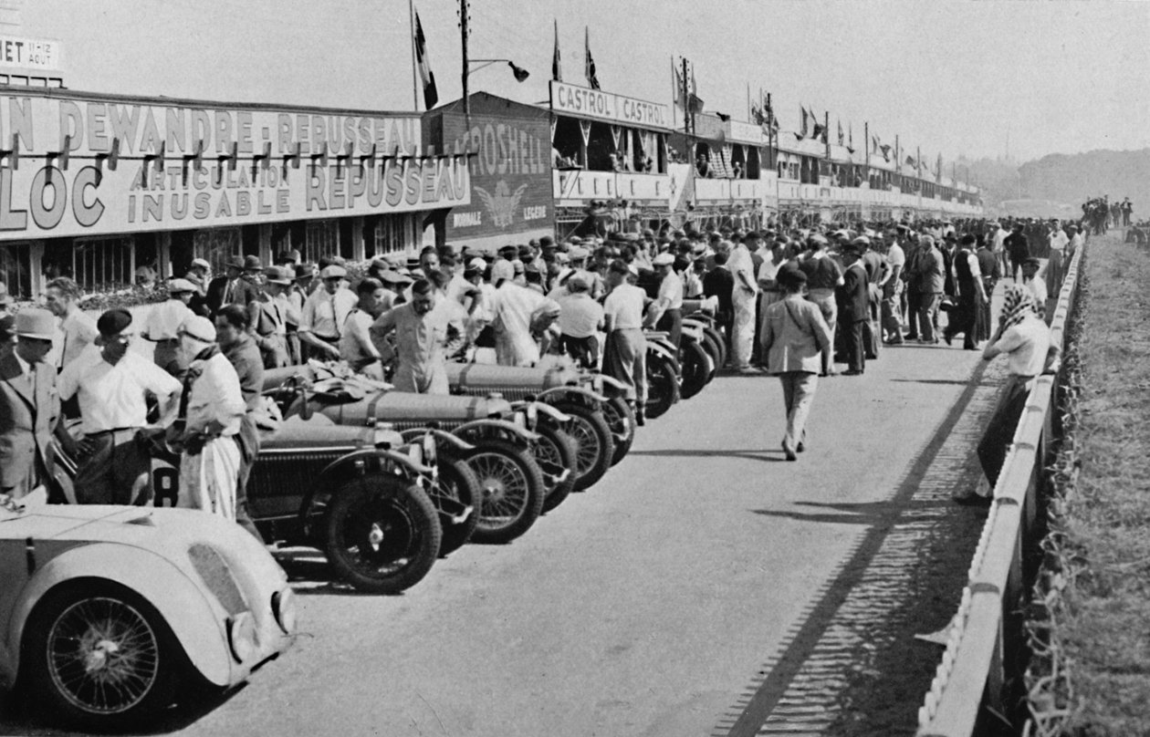 Rušné boxy: před startem 24hodinového závodu Le Mans, 1937 od Unbekannt