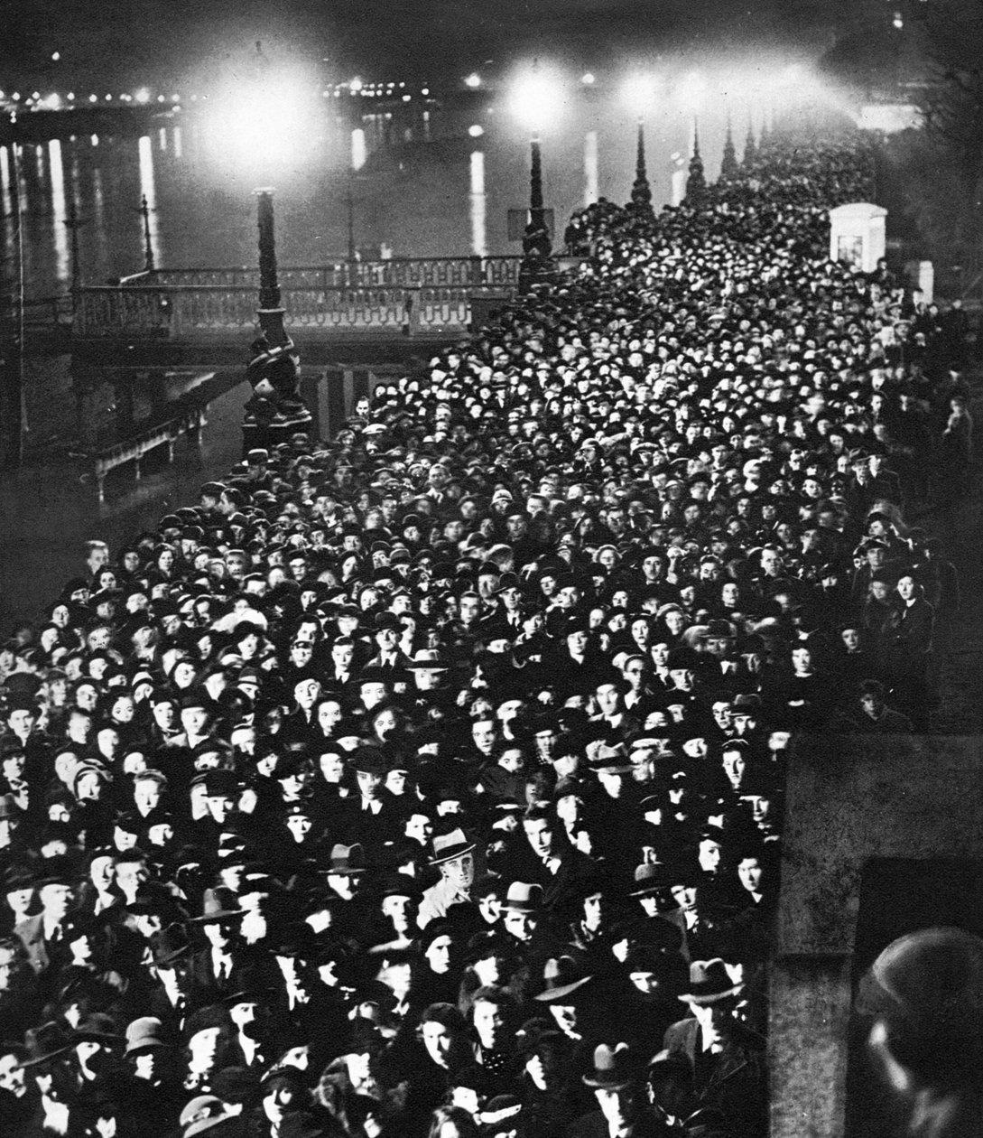 Dav čekající na průchod kolem katafalku King George Vs ve Westminster Hall, Londýn, leden 1936 od Unbekannt