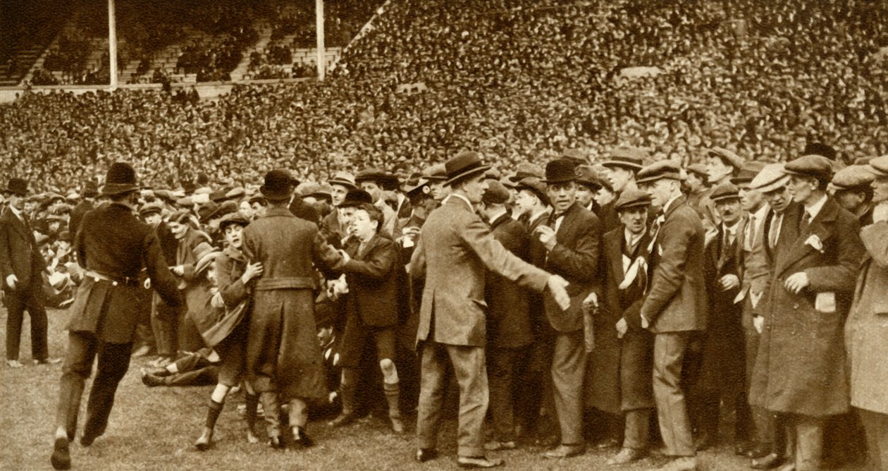 První finále FA Cupu se koná na novém stadionu Wembley v Londýně, 28. dubna 1923, 1935. od Unbekannt
