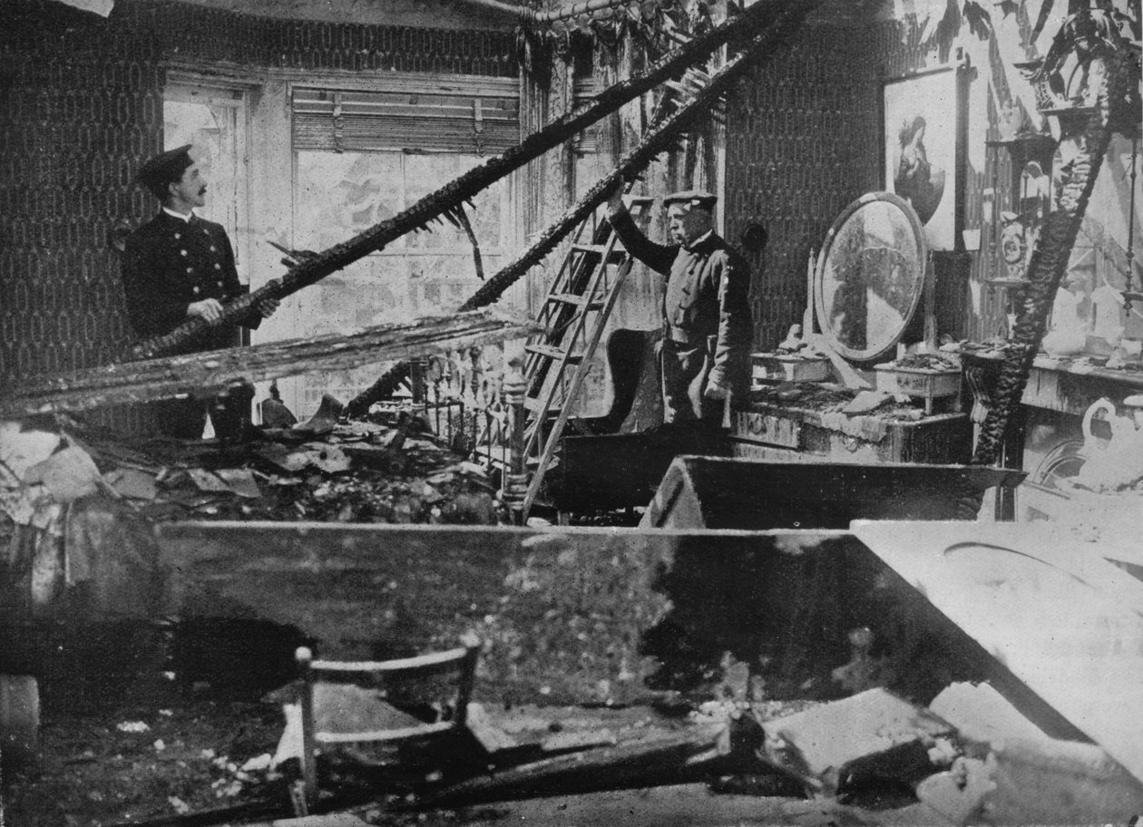 Interiér jednoho z rozbitých domů v Southendu, 1915 od Unbekannt