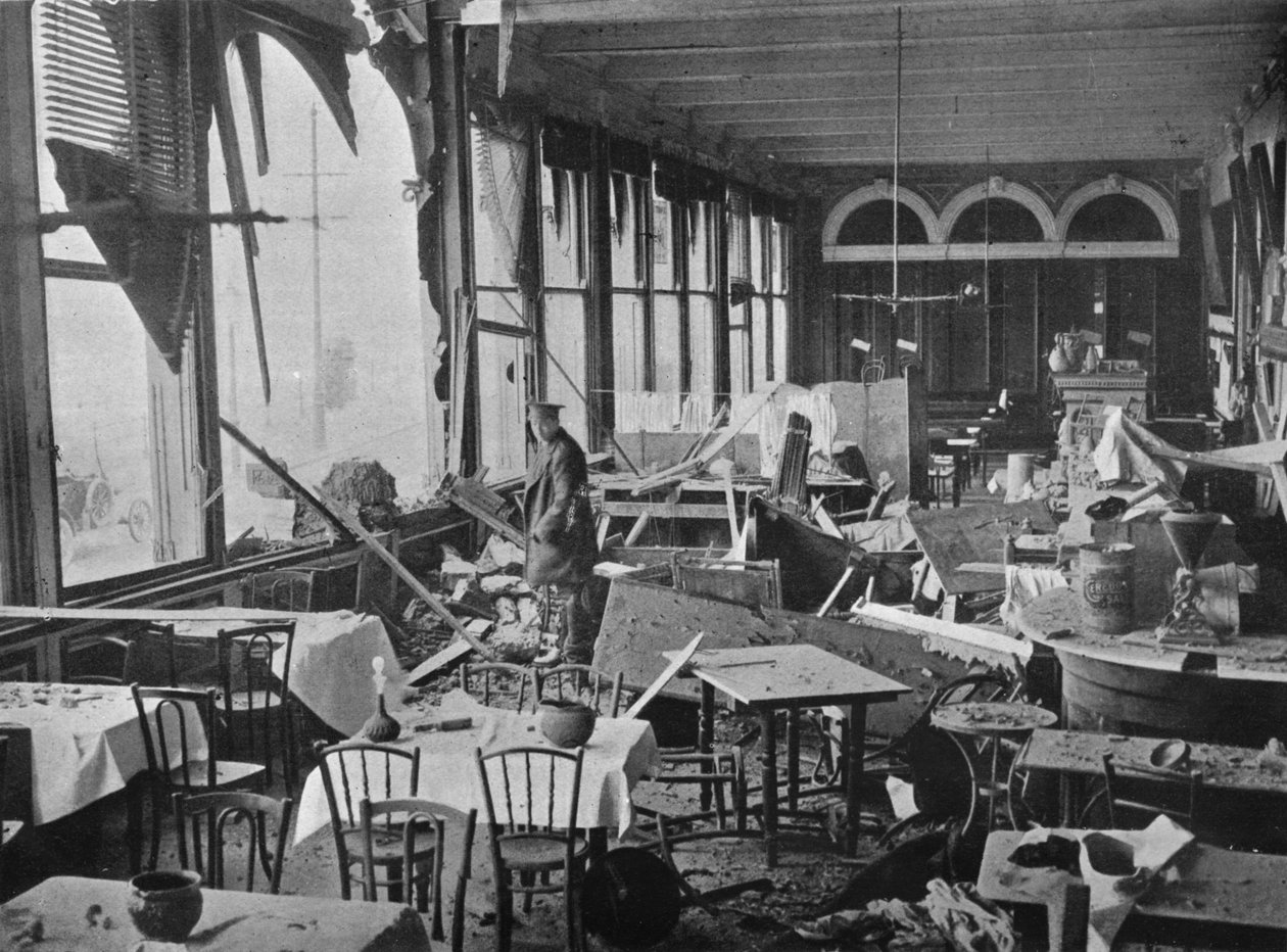 Interiér Grand Hotel, ukazující škody způsobené bombardováním, 1914 od Unbekannt