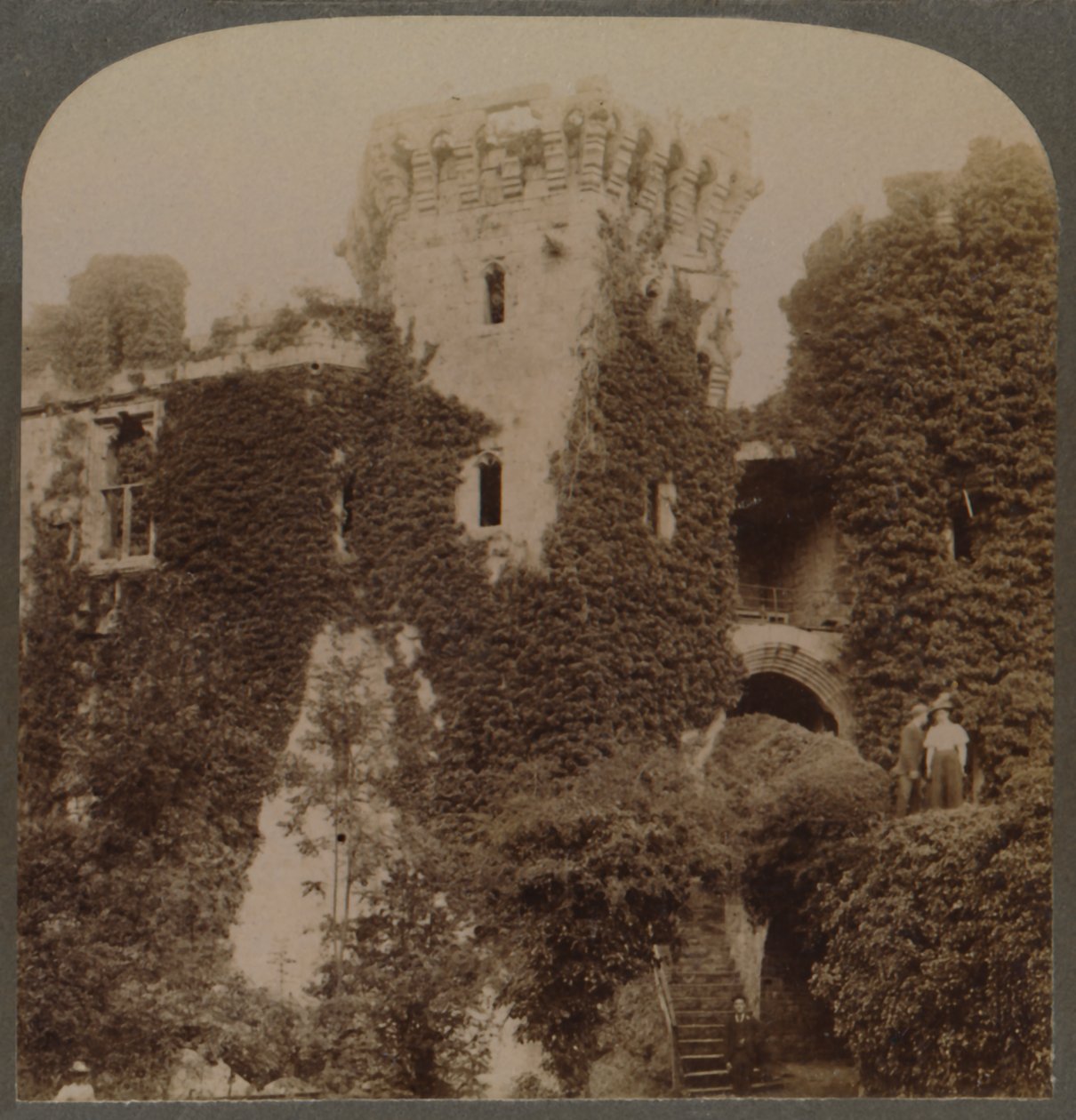 Břečťanem oděné věže hradu Raglan, poslední pevnost Karla I., Monmouthshire, Anglie, c1 od Unbekannt