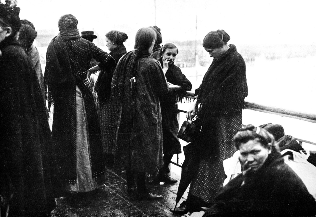Poslední akt tragédie: Fotografie pořízená na poslední lodi opouštějící Ostende do Anglie, 1914 od Unbekannt