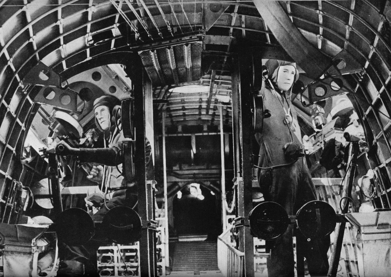 Střelci ze střední lodi poplachového létajícího člunu RAF na svých stanicích, c1940 1943 od Unbekannt