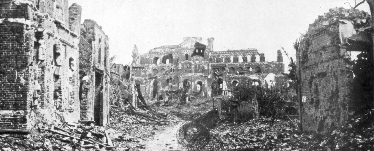 Zničené město a kostelní zvonice Albert, Somme, Francie, 22. srpna 1918 od Unbekannt
