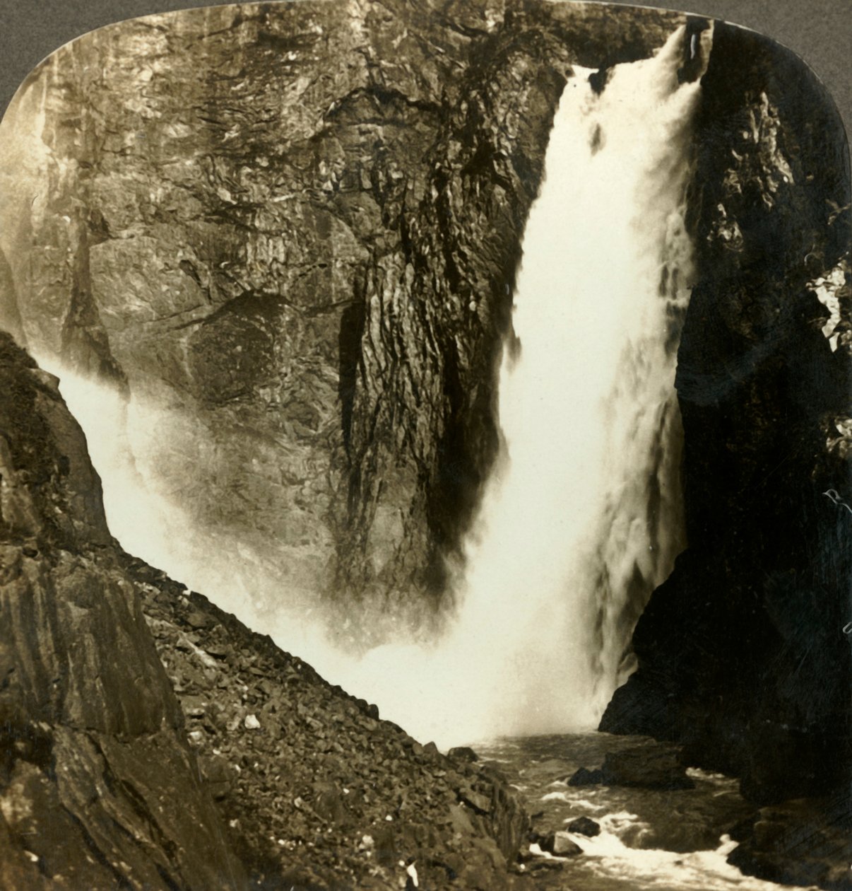 Vroucí vody mocného Voringfosu, jednoho z největších vodopádů Norska, c1905. od Unbekannt