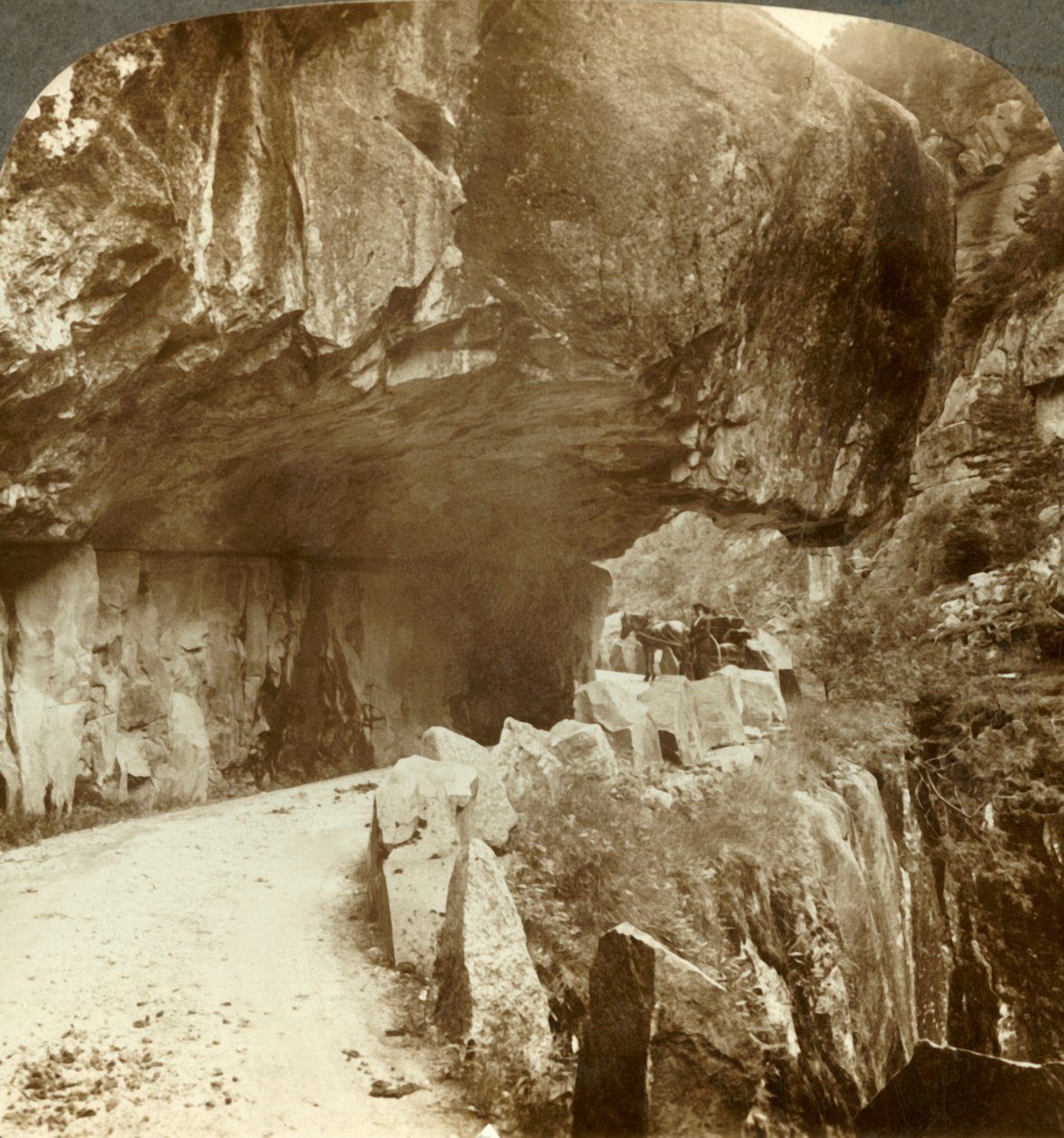Nádherná cesta Bratlandsdal, proražená horskými stěnami z pevné skály, Norsko, c1905. od Unbekannt