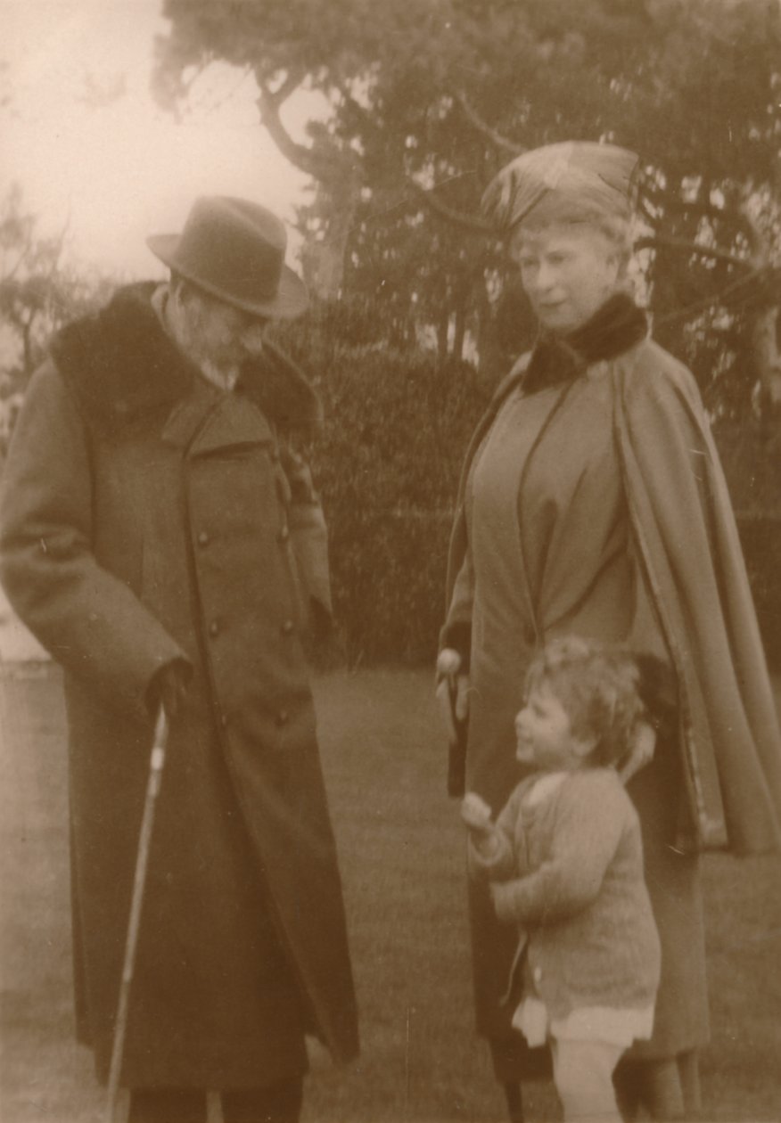Jejich Veličenstva král a královna s princeznou Alžbětou v Craigweil House, Bognor, c1930. od Unbekannt