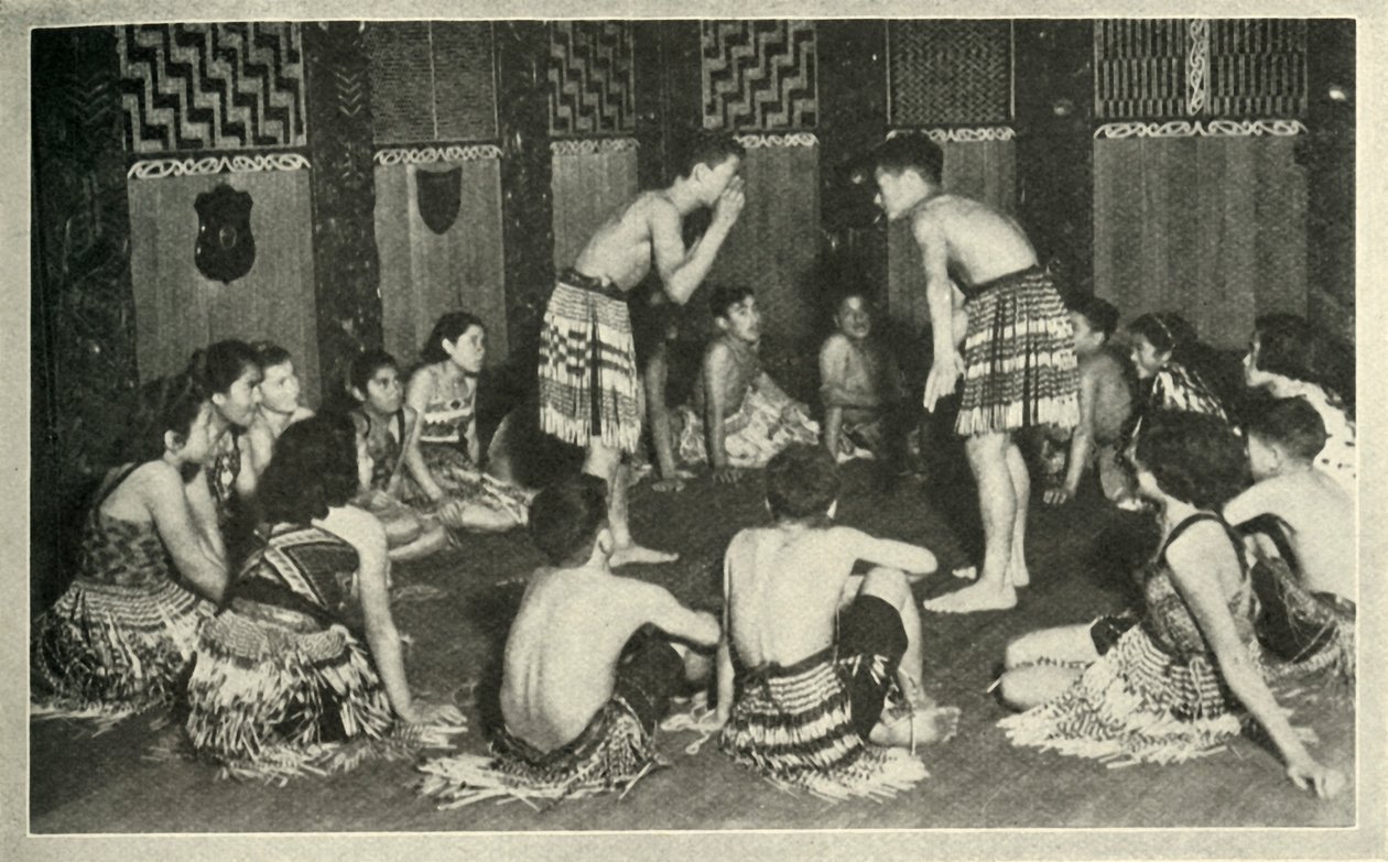 Tyto maorské děti v Native School, Whakarewarewa, hrají ruční hru, c1948. od Unbekannt