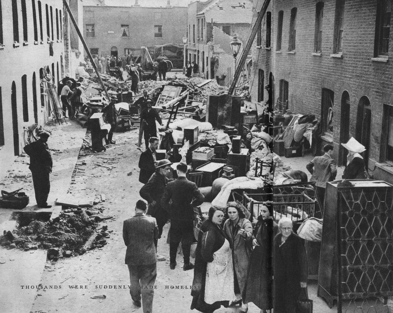Tisíce se náhle staly bezdomovci, c1940 1942 od Unbekannt