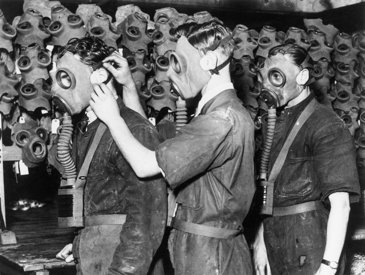 Tři muži v plynových maskách, c 1930 od Unbekannt