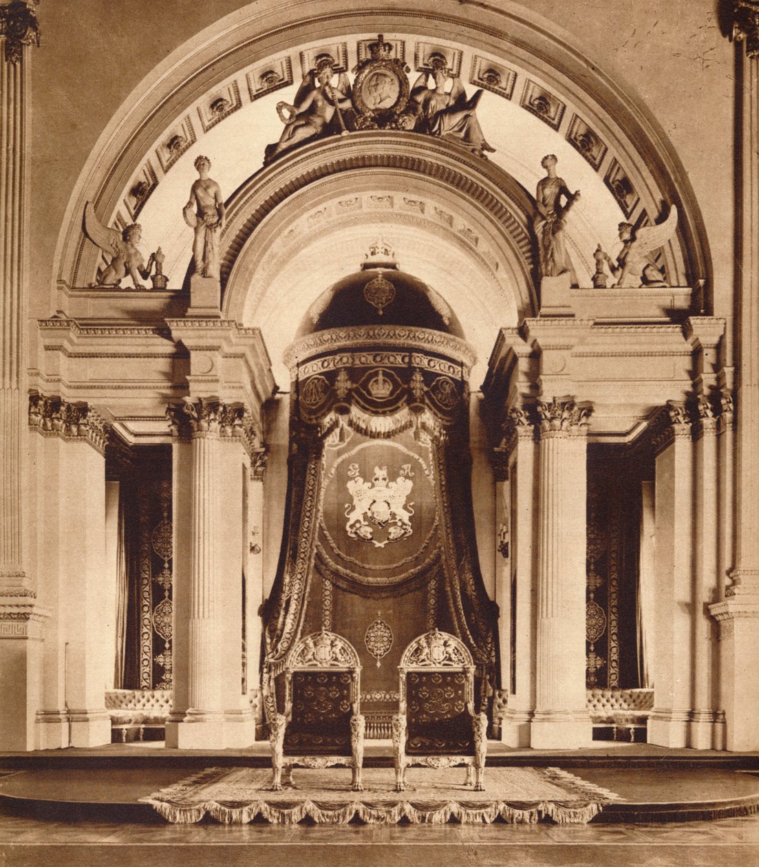 Trůny v tanečním sále v Buckinghamském paláci, 1935 od Unbekannt
