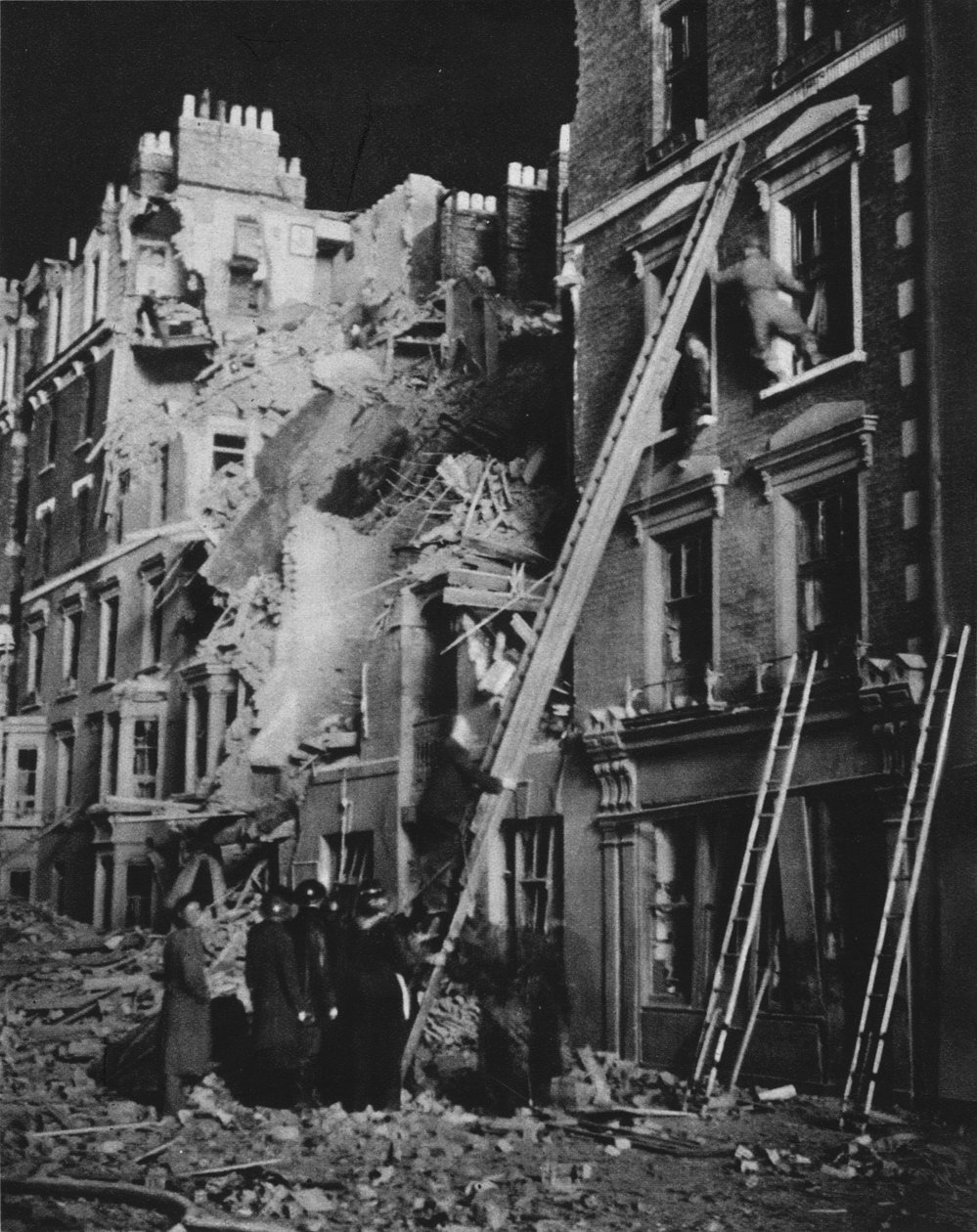 Dlouhou noc záchranáři pracovali, pátrali, pomáhali do bezpečí, 1941 1942 od Unbekannt