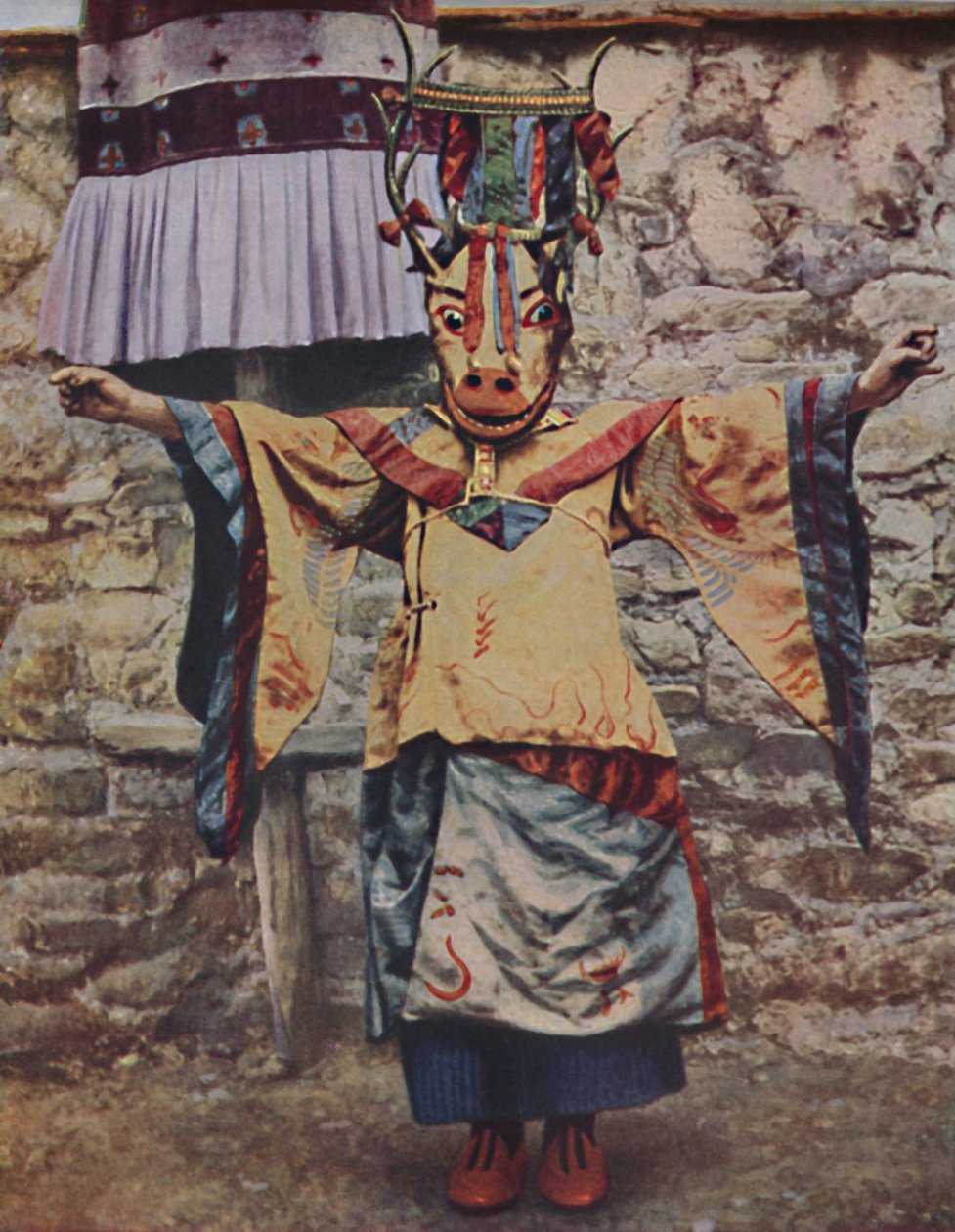 Tibetský lama oblečený pro ďábelský tanec, c1935 od Unbekannt