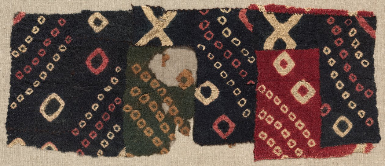 Tie-Dyed Fragment, c. 700-1100 n. l. od Unbekannt