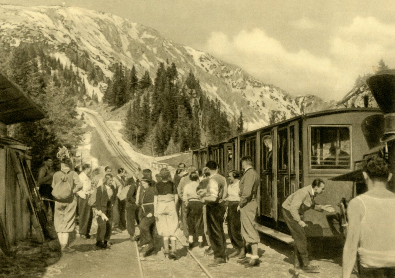 Turisté na nádraží Baumgartnerhaus na železnici Schneeberg, Dolní Rakousko, c1935. od Unbekannt