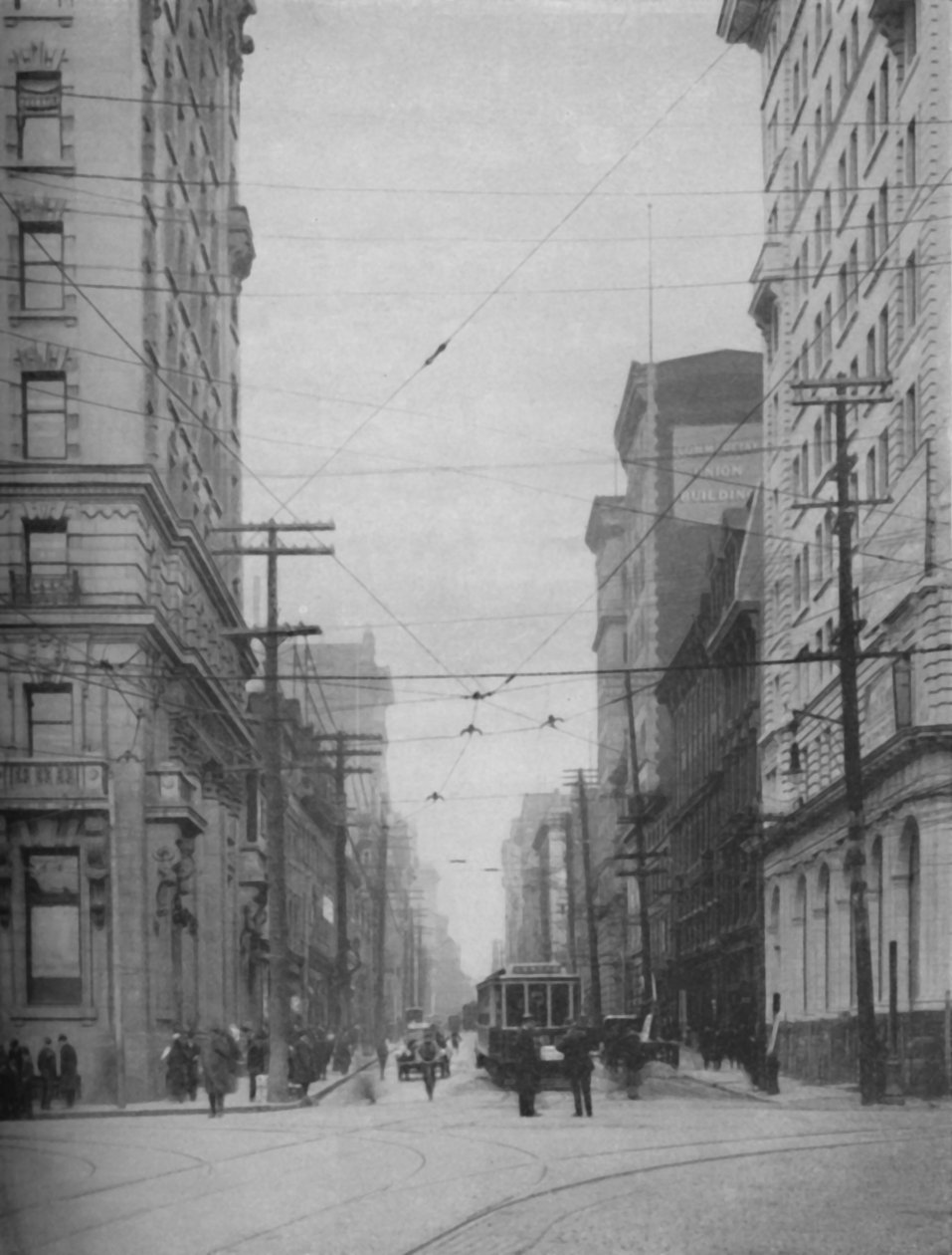 Tyčící se fasády jedné z nejrušnějších nákupních ulic ve městě, c1935 od Unbekannt