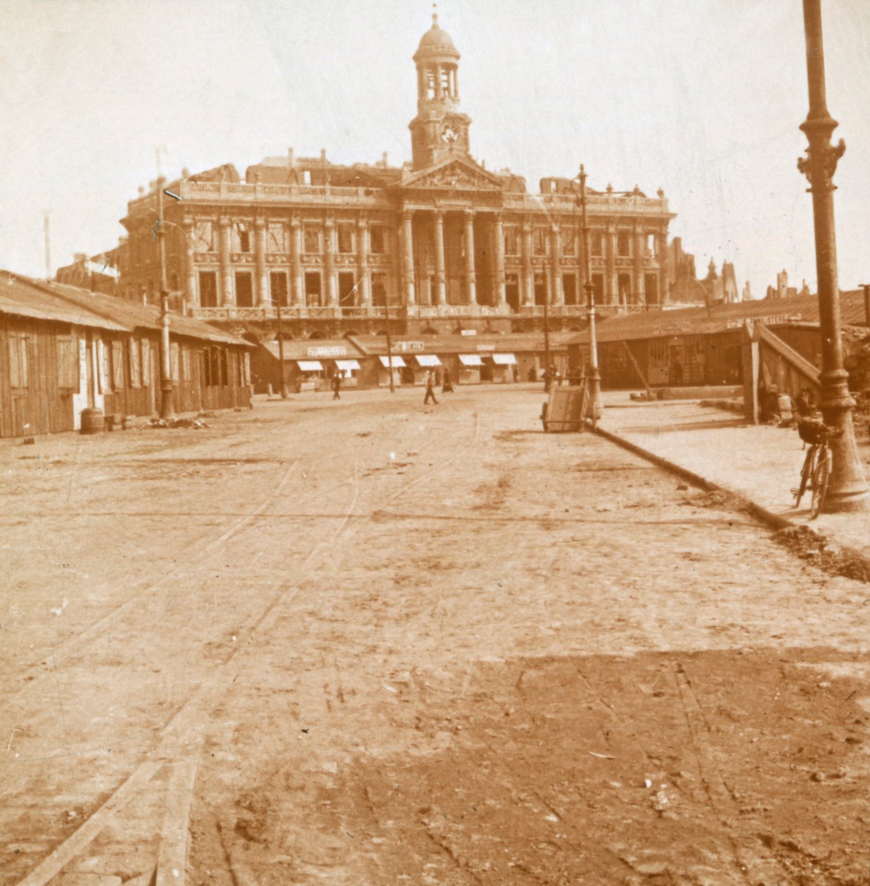 Radnice a hlavní náměstí, Cambrai, severní Francie, c1914-c1918. od Unbekannt