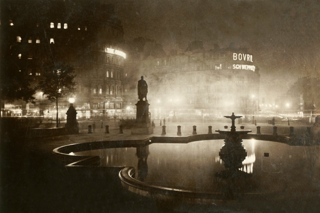 Trafalgarské náměstí. Pohled K Charing Cross. Londýn v noci, 1928. od Unbekannt