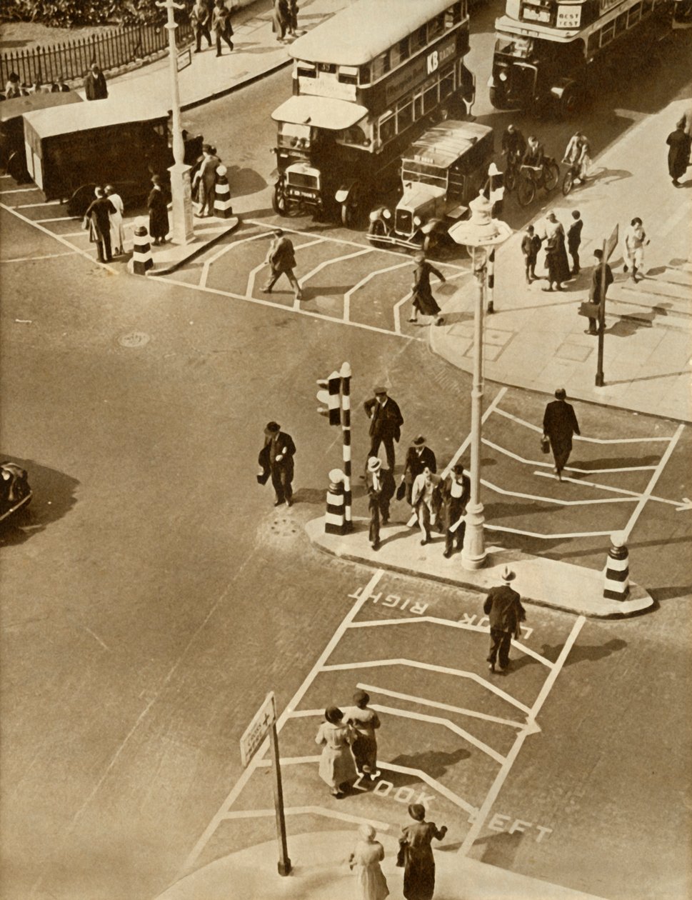 Provoz a chodci na Trafalgar Square, Londýn, 1935. od Unbekannt