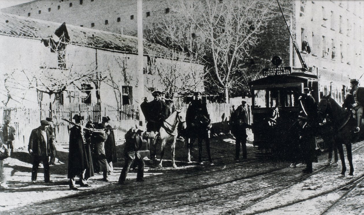 Tramvajová stávka v Madridu, civilní stráž útočí na stávkující, kteří se snaží zastavit tramvaj, zveřejněno v časopise "Nuevo Mundo", prosinec 1919 (černobílá fotografie) od Unbekannt