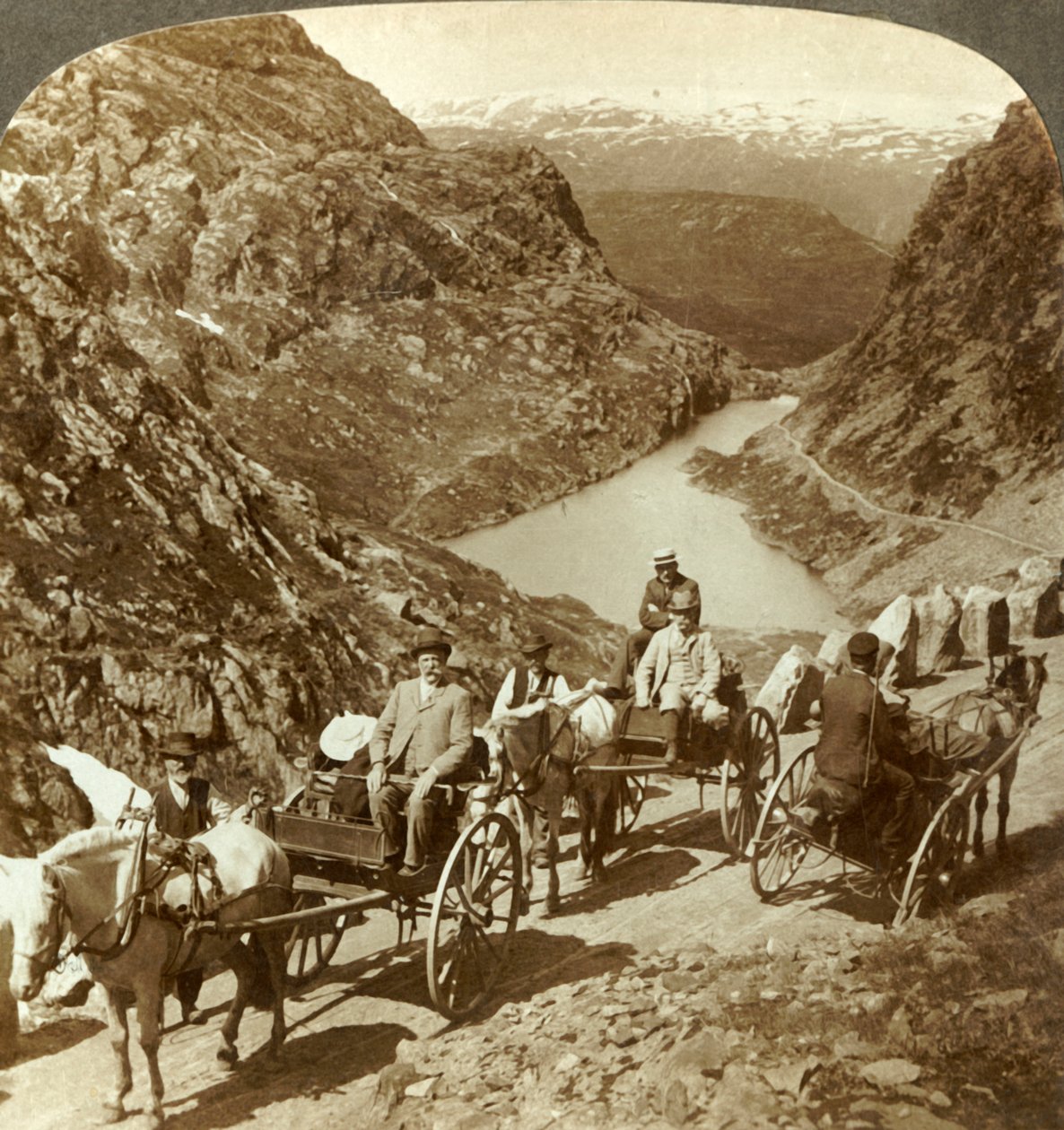 Cestující na horské silnici přes divokou rokli Seljestad, Norsko, c1905. od Unbekannt