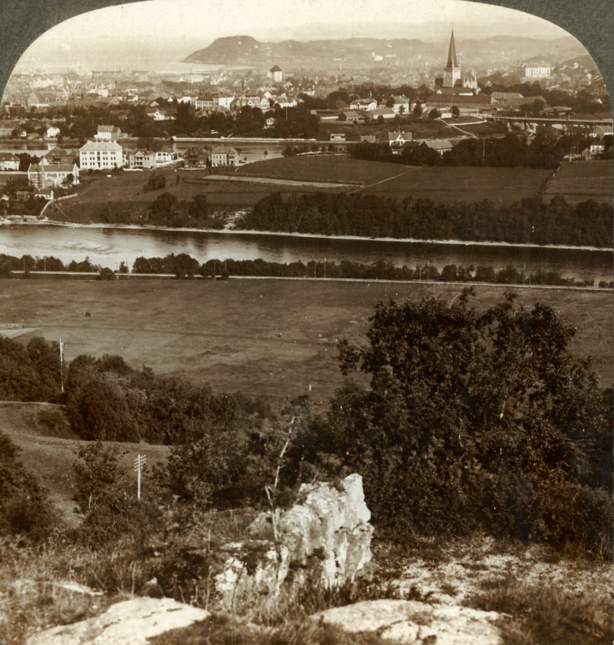 Trondhjem, jeho domy, skladiště a katedrála, mezi řekou Nid a fjordem, Norsko, 1905. od Unbekannt