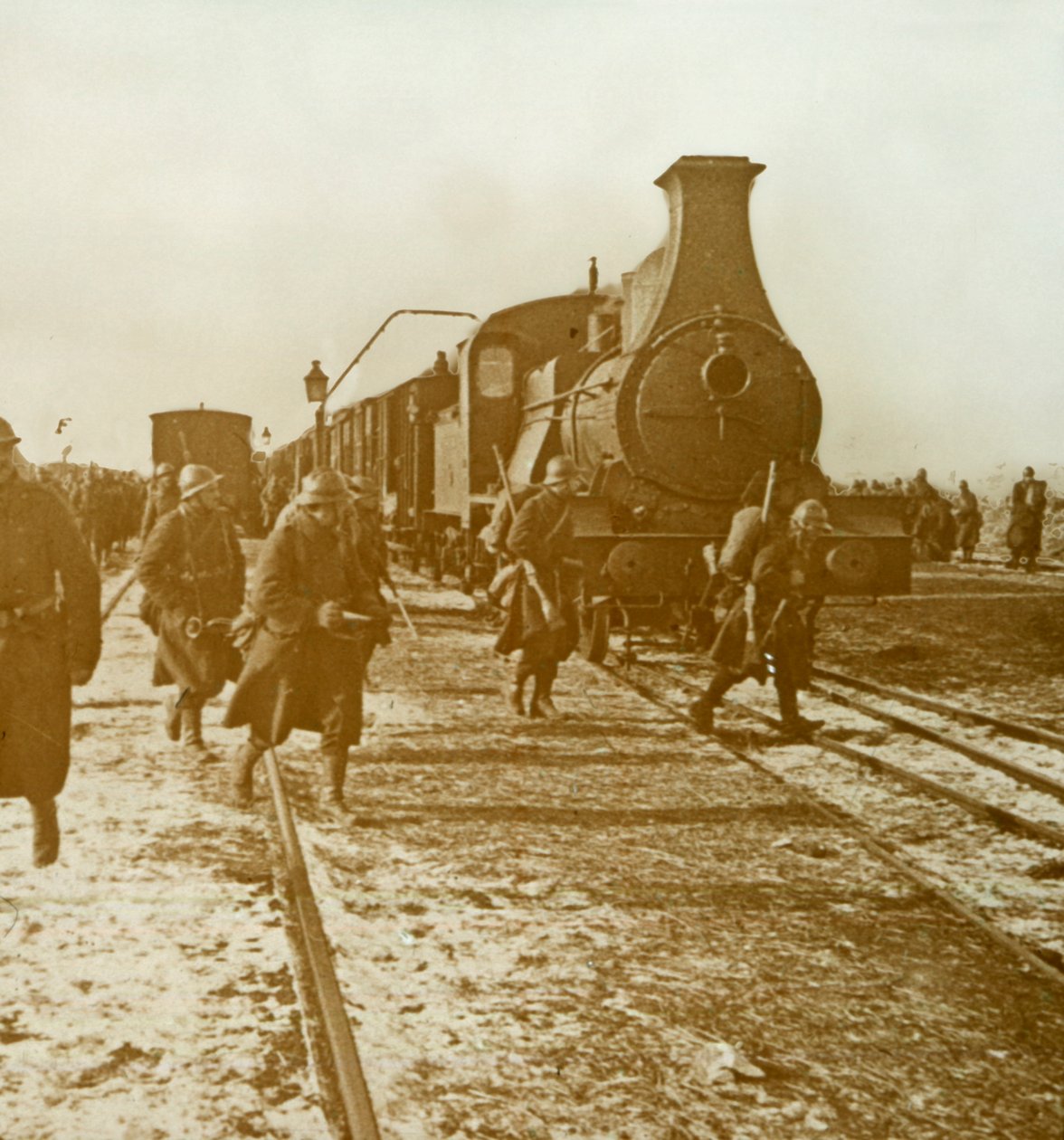 Vojáci vystupují z parního vlaku, c1914-c1918 od Unbekannt