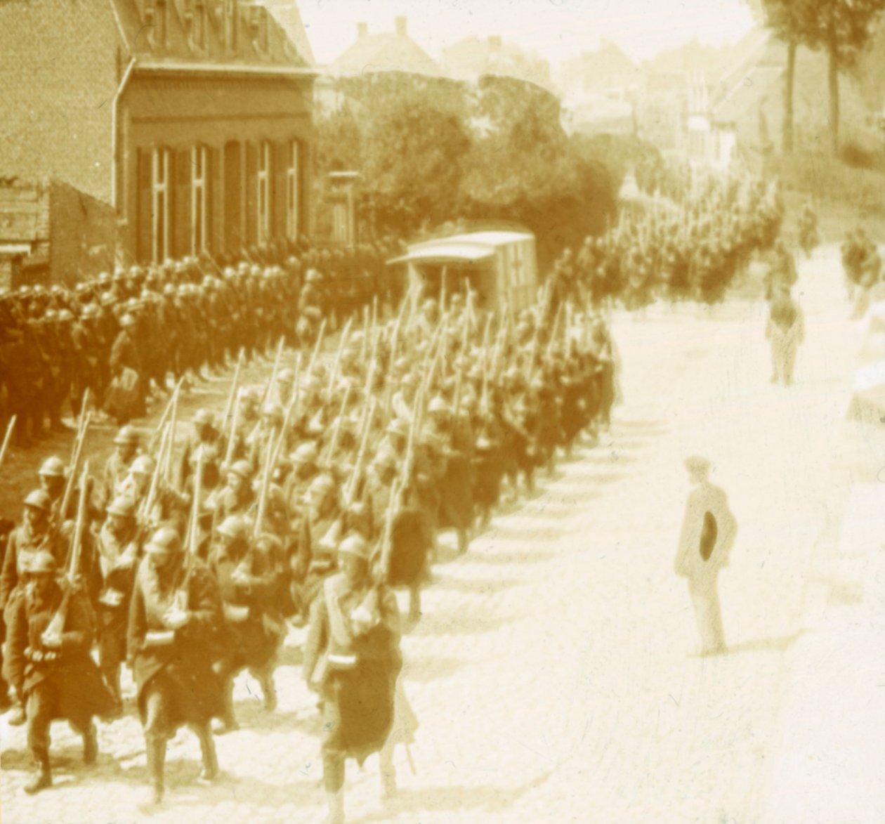 Vojska pochodující, Alveringem, Flandry, Belgie, c1914-c1918 od Unbekannt