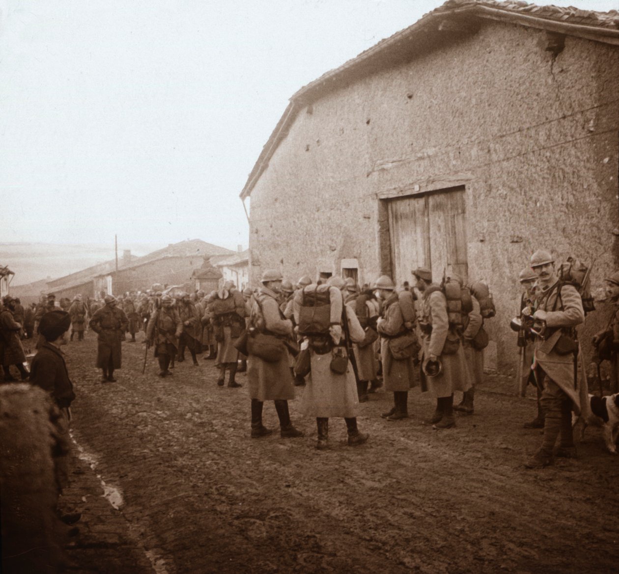 Vojska se smečkami na zádech, Somme, severní Francie, c1914-c1918 od Unbekannt