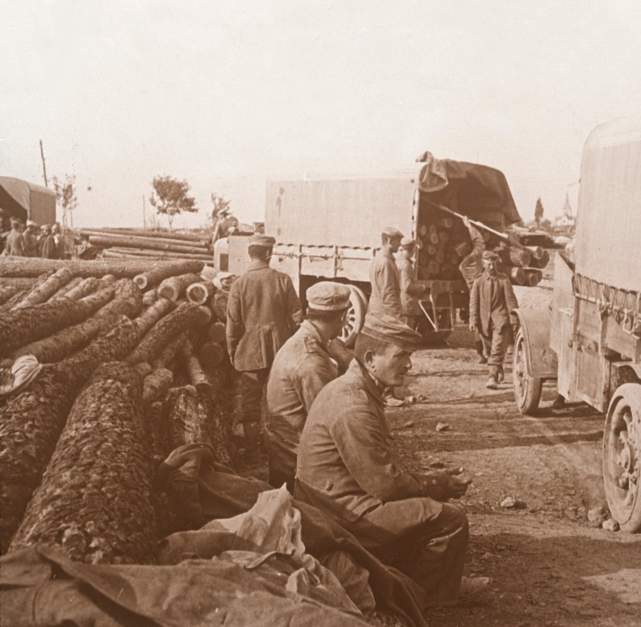 Nákladní auta na Voie Sacrée, Verdun, severní Francie, c1914-c1918. od Unbekannt