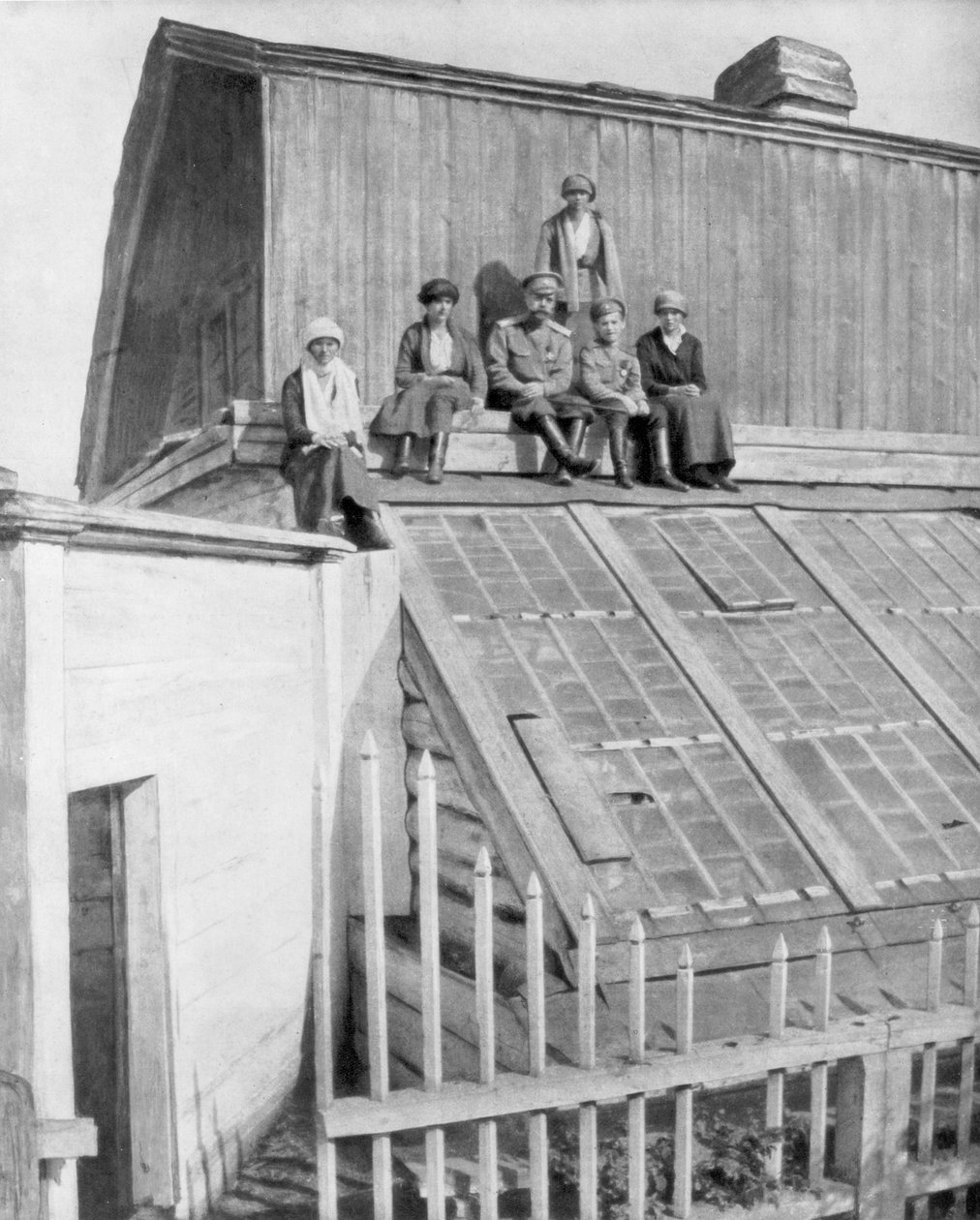 Car Nicholas II a jeho děti sedící na skleníku, Tobolsk, Sibiř, Rusko, 1917 od Unbekannt