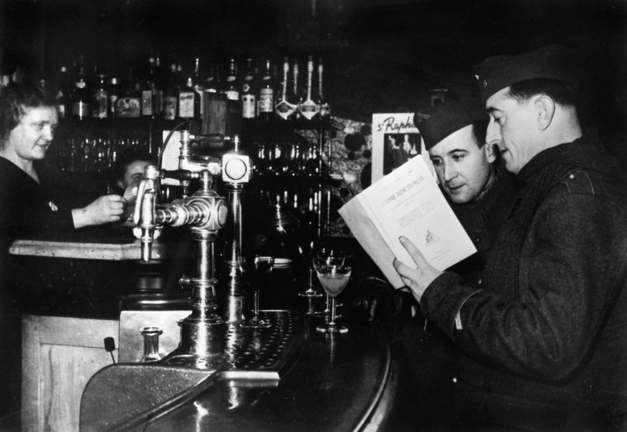 Dva francouzští vojáci na dovolené v kavárně, c1939-1940 od Unbekannt