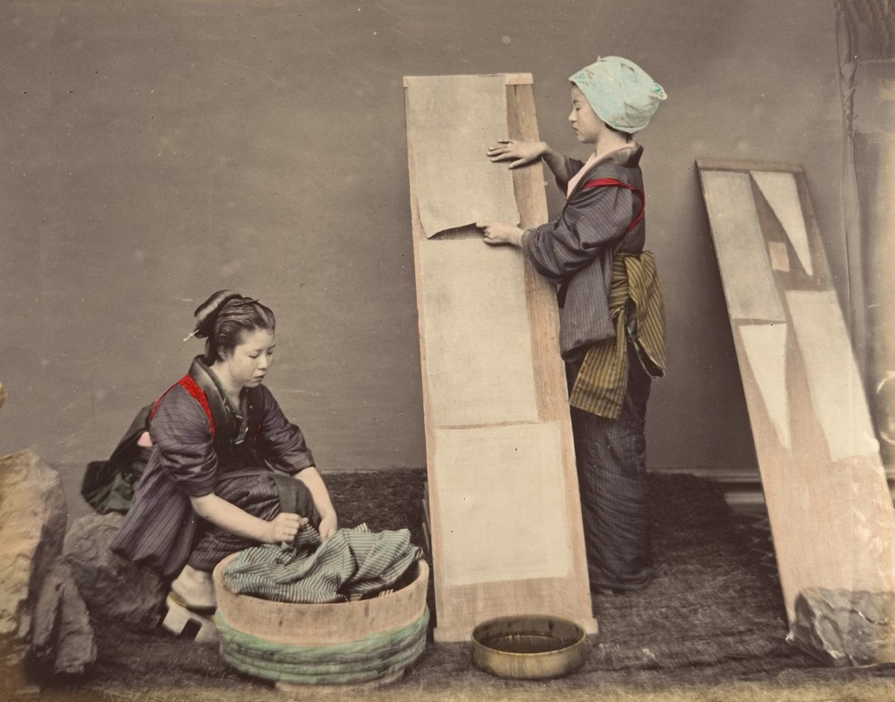 [Dvě japonské ženy pózují s prádlem], 70. léta 19. století. od Unbekannt