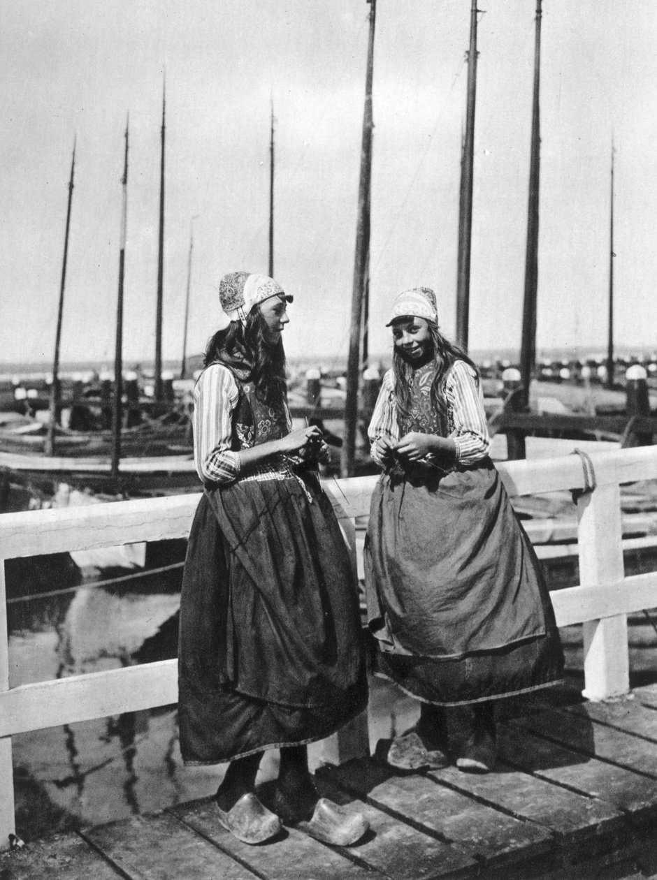 Dvě dívky na přistávací ploše, Marken, Nizozemsko, c1934 od Unbekannt
