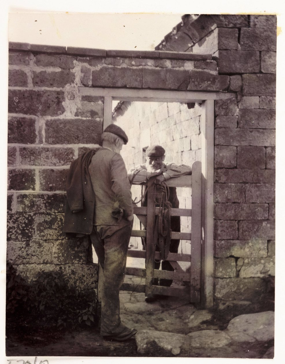 Dva muži mluví u brány, c 1905 od Unbekannt
