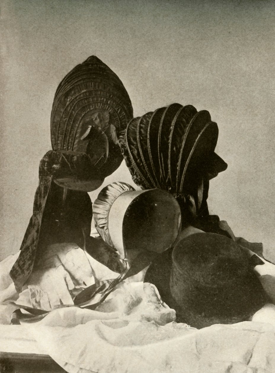 Dvě hedvábné kalaše, jezdecká čepice, kvakerská čepice, čepice, rukavice a sukně, 18. století, 1937. od Unbekannt