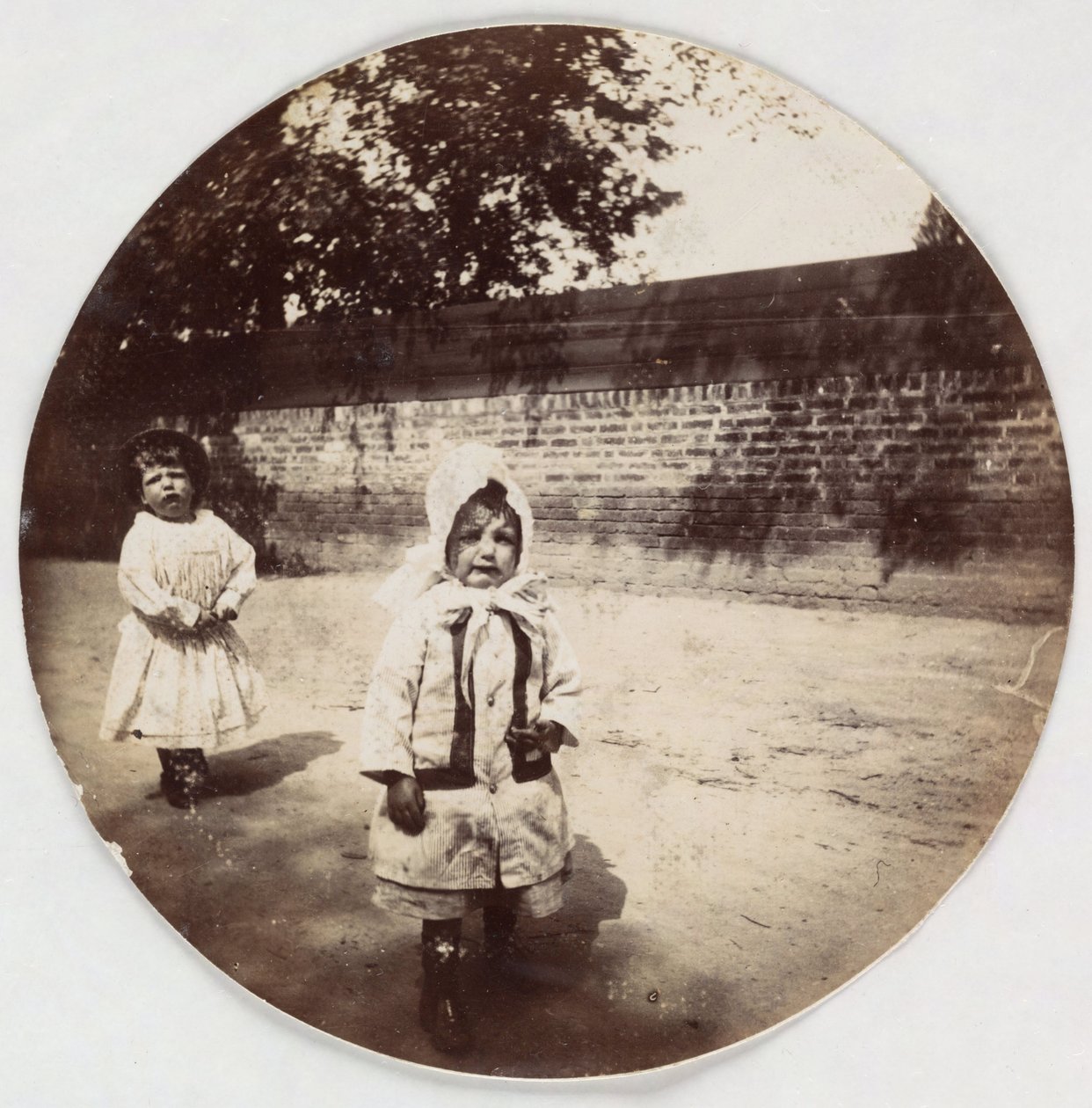 „Dvě malé děti kráčející podél zdi“, vers les annees 1890 od Unbekannt