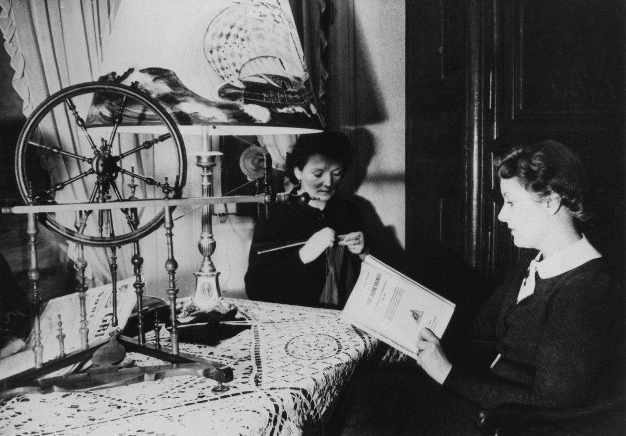 Dvě ženy doma, Francie, 1939 od Unbekannt