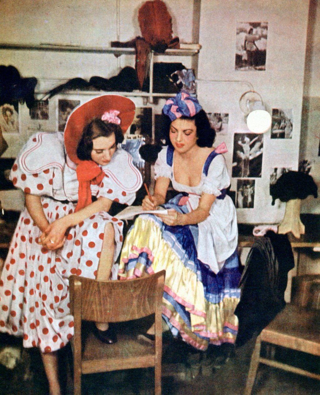Dvě ženy z lehké opery Like One Time in May od Waltera Kolla, Berlín, 1943 od Unbekannt