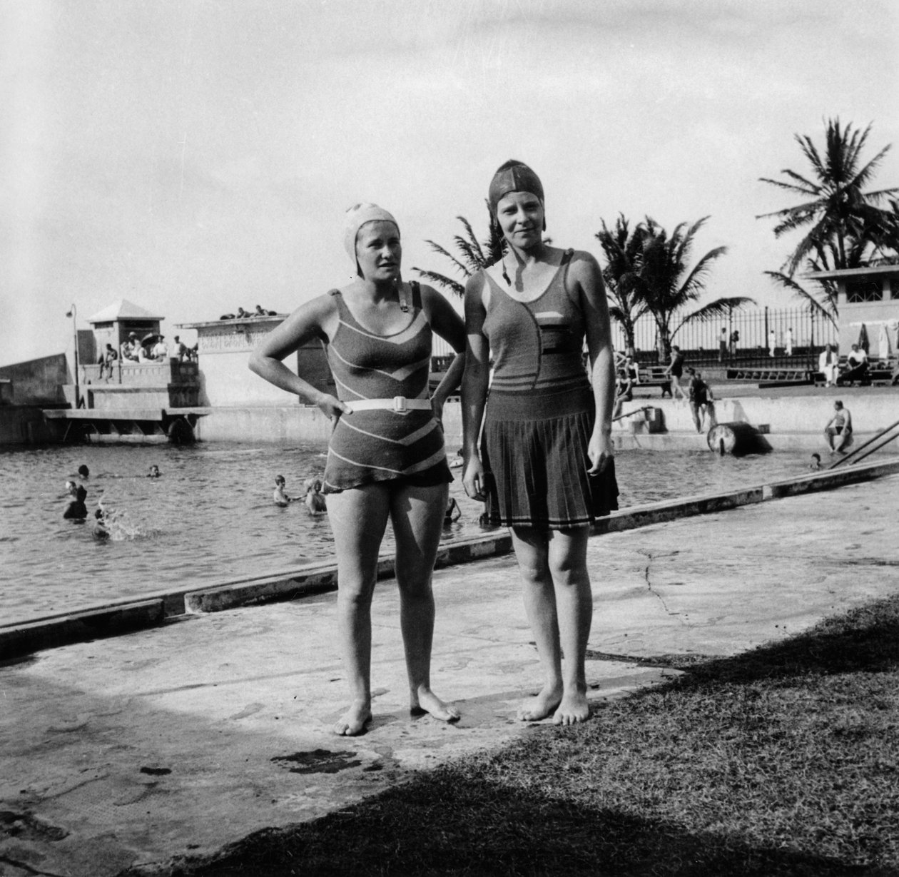 Dvě ženy v plavkách u bazénu, Balboa, Panama, 1931 od Unbekannt